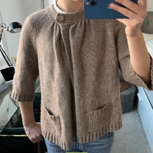 Trekvartsärmad tröja  - En trekvartsärmad stickad tröja☺️köpt hör på plick 💕