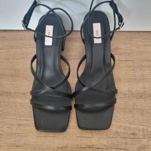 Klackskor  - Svarta klackskor från Nelly. Aldrig använda. Storlek 38. Klackhöjd ca 7cm.