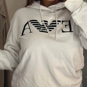 Armani hoodie  - Fräsch och skön Ett litet hål vid ena armhålan som man lätt kan sy ihop