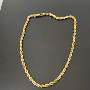 18 karater guld halsband(Cordel guldhalsband) den är 6 millimeter tjock. 