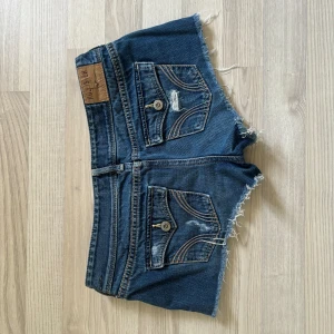 Lågmidjade jeansshorts  - Lågmidjade jeansshorts från hollister. Supercoola med knappar på bakfickorna. Midjemåttet rakt över: 38cm🩷priset går att förhandla!  Skriv gärna vid frågor eller funderingar 💖💖