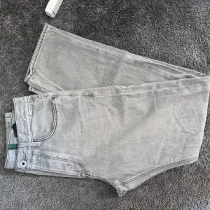 Tja säljer dessa snygga gråa jeans från g-star säljes för att dem aldrig kommer till användning därav växt ur dem😀 Skicket på byxorna är användt skick men ändå väldigt fint skick👌strl W28 L32👖 Pris 449kr🔥nypris: 1500kr