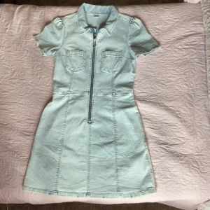 Jeansklänning - Tvättad denim i bra skick endast använd ett fåtal gånger