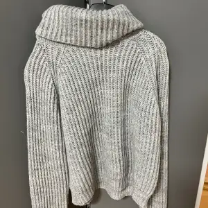 Varm och skön grå stickad tröja i storlek 146/152! Den har någon enstaka tråd som sticker ut (tredje bilden) men annars är den i väldigt bra skick💓
