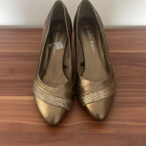 Klackskor ej använda storlek 39 - Klackskor aldrig använda storlek 39, passa toppen till sommarens fest.