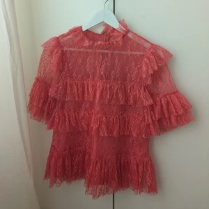 By Malina Blus - Säljer denna blus från by Malina då den inte kommer till användning❤️ Den har inga defekter❤️ Färgen syns bäst på sista bilden och den är i färgen korall❤️ Pris kan diskuteras❤️❤️