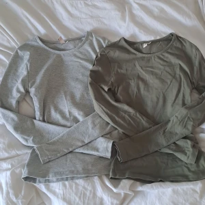 Bastoppar från Nelly | Långärmade Tröjor - Säljer dessa två bastoppar från Nelly i bra skick | Figurnära passform, en gråmelerad och en grön | "Keep It Simple Ls Top" | Obs. båda tröjorna är insydda för att passa en mindre xxs/xxxs! | Använd köp nu💞 | En för 60 kr, två för 120 kr |