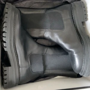 Stockholm Design Group Boots  - Ett par handgjorda Stockholm Design-Group boots i strl 37 nypris 1699kr använda fåtal gånger i mycket bra skick.