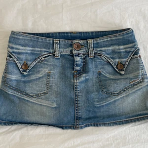 Lågmidjad jeanskjol - Så snygg lågmidjad ljusblå jeanskjol!