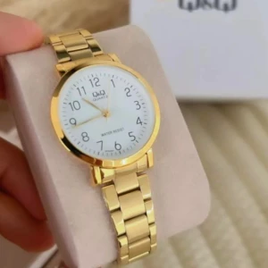 Q&Q Standard Q979J004 - Q&Q Standard Q979J004 - Förtjusande damklocka med guldig boett och stålrem. Tålig och stilfull. Perfekt för alla tillfällen. Lång batteritid. Anpassningsbar rem.