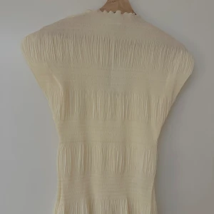 WERA topp - Supersöt topp. Aldrig använd, dock testad. Finns några små sminkfläckar. Blusen har axelvaddar🩵 Nypris 500kr