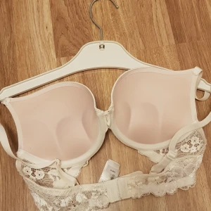 Vit Mega puch up BH strl 70A från Mariemeili - Vit Mega puch up BH strl 70A från Mariemeili oanvänd 
