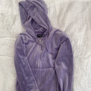 Juicy Couture kofta storlek xs - Koftan är i bra skick, kom inte så mycket i användning. Det är en storlek xs, sitter bra och om man är en storlek s så skulle jag säga att även den här skulle passa bra. Den är beställd från Juicy Coutures egna hemsida. Priset går att diskutera!