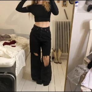 jeans med vida ben & ripped  - använd men nyskick! 