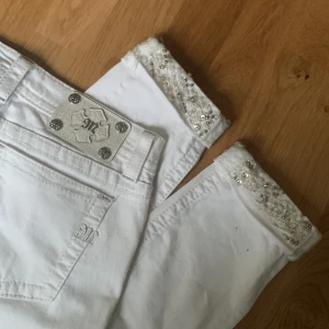 Miss me - Vita miss me jeans med cuff på botten som man enkelt kan folda upp. Dessa kan man göra om till bootcut enkelt. De är strlk 28 och är modelen skinny cuffed. De har små detaljer som pärlor och kristaler på fickor ocg i ben öppningen.