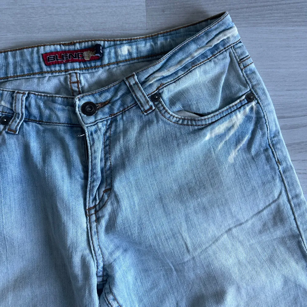 Lågmidjade utsvägda ljusblå jeans! Midjemått 39cm Innerbensmåttet 77cm . Jeans & Byxor.