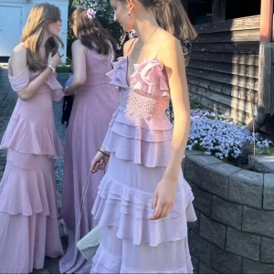 Balklänning True Decandence 💜 - Sjukt snygg och fin långklänning perfekt till balen eller sommaren💜 Köpt här på plick och endast använd en gång så därför i fint skick! Klänningen är från true decandence med nypris 1866kr.  Kontakta för mer bilder/ info🌸 Köparen står för frakt🫶