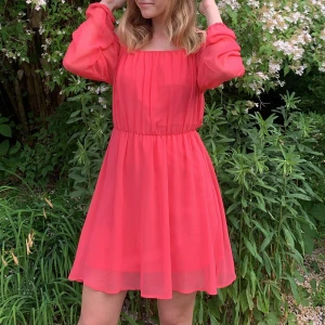 Sommarklänning rosa aprikos mesh - Så härlig sommarklänning i en rosa aprikosfärg! Perfekt till midsommar 💕 mesh tyg