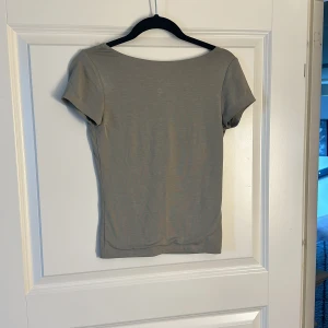 Topp - En fin grön topp perfekt till sommaren med öppen rygg🩷