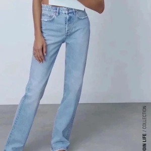 Zara mid rise jeans  - Säljer dessa zara jeansen, väldigt fint skick. Använda max 3 gånger✨