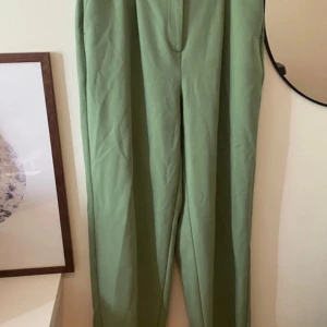 Gröna kostymbyxor Selected Femme  - Superfina kostymbyxor från Selected femme med hög midja. Fint skick men lite noppriga på vissa partier, men inget man tänker på så mycket. Storlek 38, men något stora i modellen.   Längd från byxgrenen: 77cm  #selected #selectedfemme #pants #womanfas
