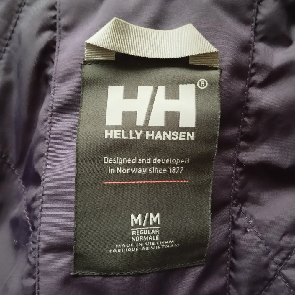 Säljer flickvännens Helly hansen vinterjacka storlek M, använd en säsong och i strålande skick utan några som helst defekter, färgen är väl typ svar/lila av nått slag men mest svart  🙂 Nypriset ligger i dag på 1900:- Vid intresse skickar jag mer info. Jackor.