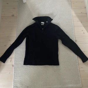 Halfzip tröja, merino ull - En svart halfzip tröja (merino ull) i storlek Small.