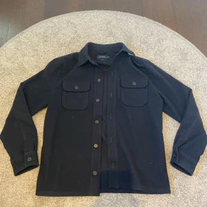 Riley Overshirt  - Tja! Säljer nu min Riley Overshirt från brothers för den använda ej längre😊 Använd väldigt sparsamt ( Som ny ) Nypris 1199 Säljer för 499