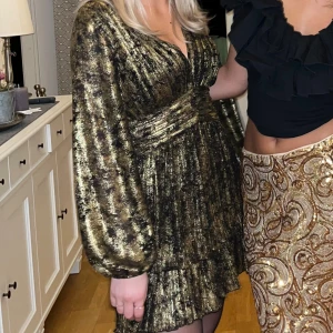 Festklänning  - En gullig klänning som endast är använd en gång. Är dock lite mer svart nu efter en tvätt, men fortfarande jätte fin. Köpt från Zara🤩🤩
