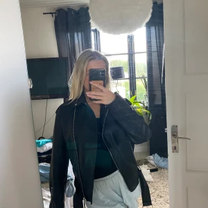Skinnjacka  - Oversized svart skinnjacka med snygga detaljer Från missguided storlek 34/xs Aldrig använd💗