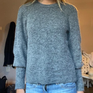 Stickad tröja - Stickad tröja i mohair med puffärmar😍 tyvärr har den inte kommit till så mycket användning och är därav i väldigt fint skick❤️