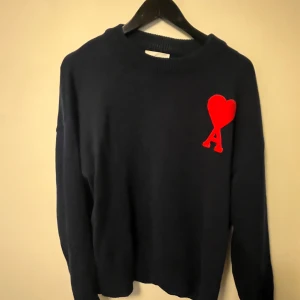 Ami Paris sweater - Säljer nu denna AMI Paris tröjan, jag tror att den är Rep, men otroligt bra kvalitet och skick. Den ör size M