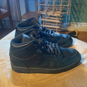 Jordan 1 tripple black - Tjena säljer nu dessa skor då min bror har massa skor som han inte använder Skick ungefär 8-9/10  Skriv vid intresse:)