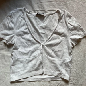 Vit blus/kortärmad tröja - Säljer då jag inte har använt den som jag har tänkt mig 💕