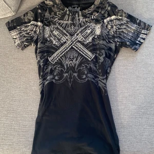 Sinful t-shirt - As cool sinful tröja med rhinestones står M men sitter som en S
