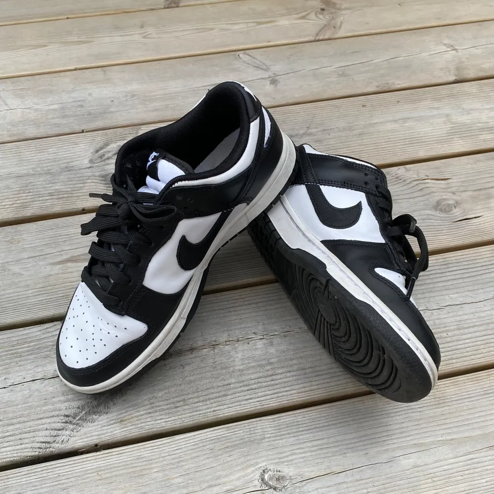 Ett par lätt använda och bekväma skor med skick 9/10 i storlek 41-42. Nypris kostar de 1499kr och jag säljer dem för 549kr. Om du är intresserad eller har några frågor är det bara att skriva😉😇. Kengät.