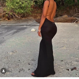 Lång klänning - Lång klänning med öppen djup rygg. Köpte i två storlekar, så säljer min oanvända S med lappen kvar🖤 Nypris 800kr! 