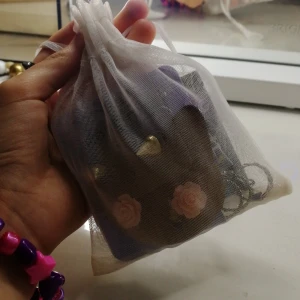 Smyckes paket - Ett smyckes paket, med väldigt mycket saker i som är värde över 100 kr. Extra gifts vid snabb affär