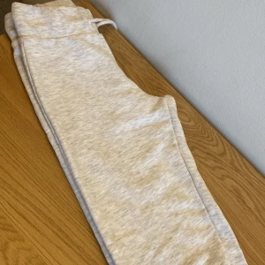 Utsvängda  - Fina utsvängda byxor från H&M köptes för inte så länge sen,använt skick och lite skador men syns inte då säljer jag billigt