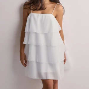 Volang klänning Nelly💞 - Säljer nu min super fina volang klänning från Nelly, endast använd 1 gång. Säljer för att jag rensar min garderob💞❤️ Köpt för 699kr❤️Kan diskutera pris vid snabbt köp!❤️