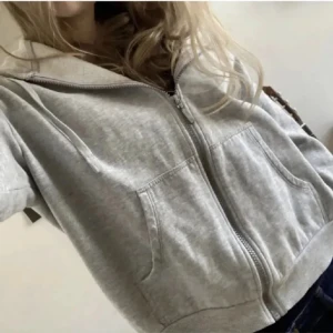 Grå hoodie - Säljer den här gråa hoodien från Cubus. Köp för 200kr. Använd ett fåtal gånger🫶🫶