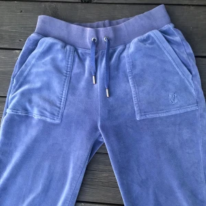Juicy couture byxor - Super fin blå/lila färg. Dom är uppsydda till att passa mig som är 165 (skriv för mått). Har även sytt igen ett hål som var vid sömmen av fickan (bild 4). Pris kan diskuteras💙