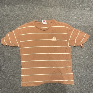 T-shirt - Färg brun Storlek s Märke district fortysix Vid snabb affär löser jag billigare pris