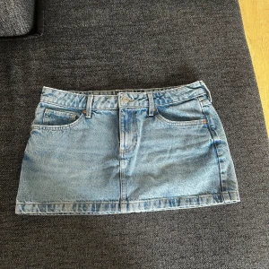 Mini kjol - Snygg mini-kjol från Mango i storlek S/M🤍 Midjemått: 43cm Längd: 30cm Skriv om ni har frågor🤍