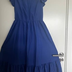 Sommarklänning  - Super fin sommarklänning som jag knappt har använt✨ Storlek 34-36 🫶🏽 Bara att hör av sig om ni vill ha fler foton 💞