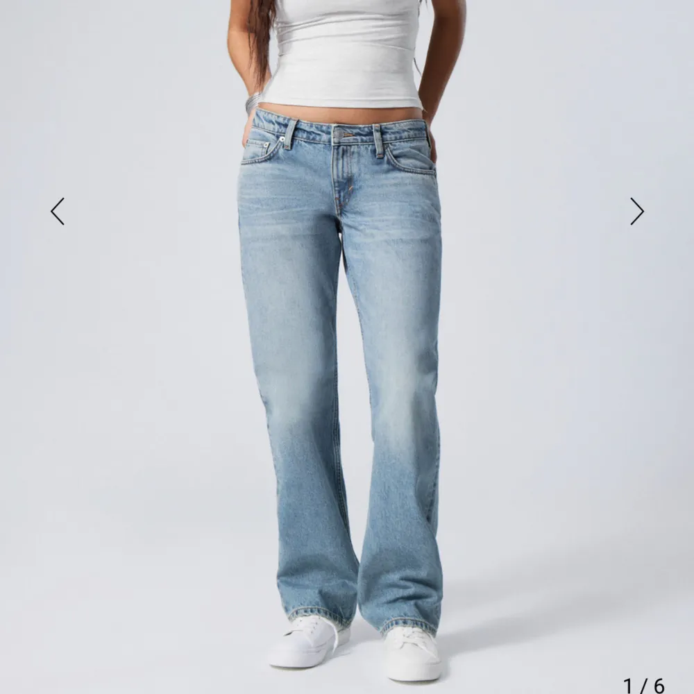 Såå snygga lågmidjade jeans från weekday i fint skick nypris 590kr ❤️. Jeans & Byxor.