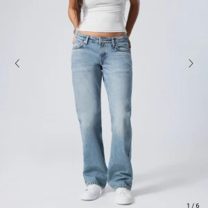 Arrow low straight jeans - Såå snygga lågmidjade jeans från weekday i fint skick nypris 590kr ❤️