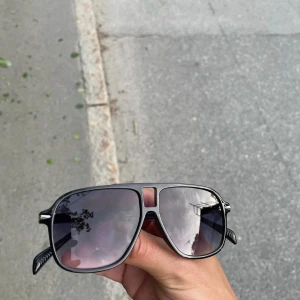 Solgalsögon Grisch - Grischiga solglasögon som passar perfekt nu till sommaren || Snygg lila toning som ger ett lyxigt intryck || Mkt fint skick 