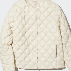 Uniqlo jacka - Säljer den här jättefina jackan ifrån uniqlo 💗 Den är i ganska bra skick och skriv om ni vill ha fler bilder 😊