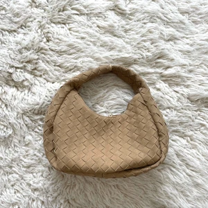 Så fin bottega inspirerad väska från glitter - Så snygg beige flätad bottega inspirerad väska från Glitter!